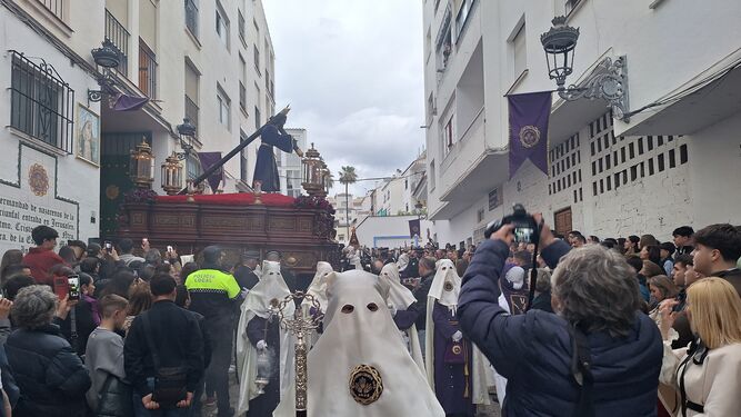 El Cristo del Amor procesionando por Estepona.