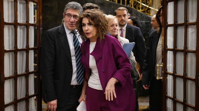 La vicepresidenta primera, María Jesús Montero, y el portavoz del PSOE en el Congreso, Patxi López, entran en la Cámara Baja.